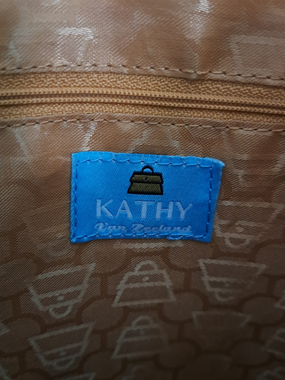 Kathy Van Zeeland Silver Metallic Shoulder Bag - Picture 5 of 7